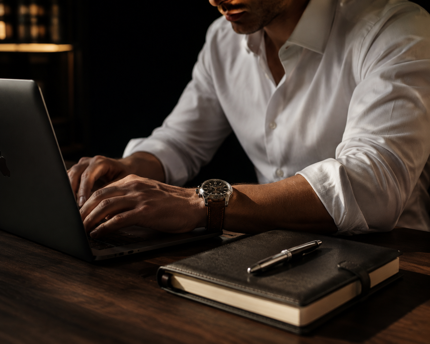 Hombre elegante usando notebook con correa de cuero ALLTUS en su reloj